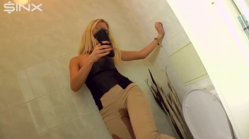 Pretty Blonde Pisser Screencap 40 on sinx.preview.netperv.com