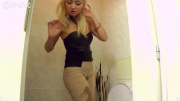 Pretty Blonde Pisser Screencap 45 on sinx.preview.netperv.com