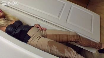 Pretty Blonde Pisser Screencap 47 on sinx.preview.netperv.com