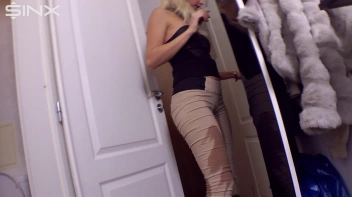 Pretty Blonde Pisser Screencap 48 on sinx.preview.netperv.com