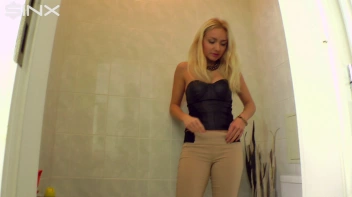 Pretty Blonde Pisser Screencap 15 on sinx.preview.netperv.com