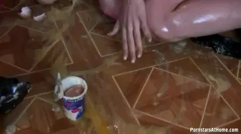 Eurobabes Just Don't Know How To Bake... Screencap 60 on sinx.preview.netperv.com