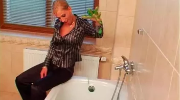 She Loves To Get Messy Any Way She Can Screencap 7 on sinx.preview.netperv.com