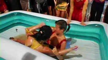 Katty vs. Julia Messy Fight Screencap 4 on sinx.preview.netperv.com