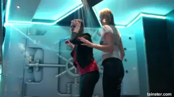 Wet amateurs owning these club showers Screencap 3 on sinx.preview.netperv.com