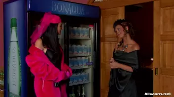 Glamor Gals Take A Milk Bath Screencap 1 on sinx.preview.netperv.com