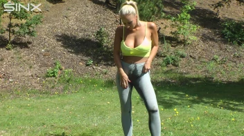 Pissing Princess In The Park Screencap 37 on sinx.preview.netperv.com