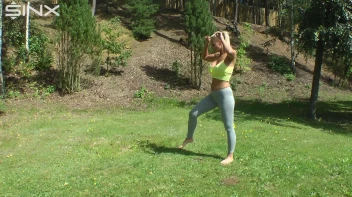 Pissing Princess In The Park Screencap 1 on sinx.preview.netperv.com