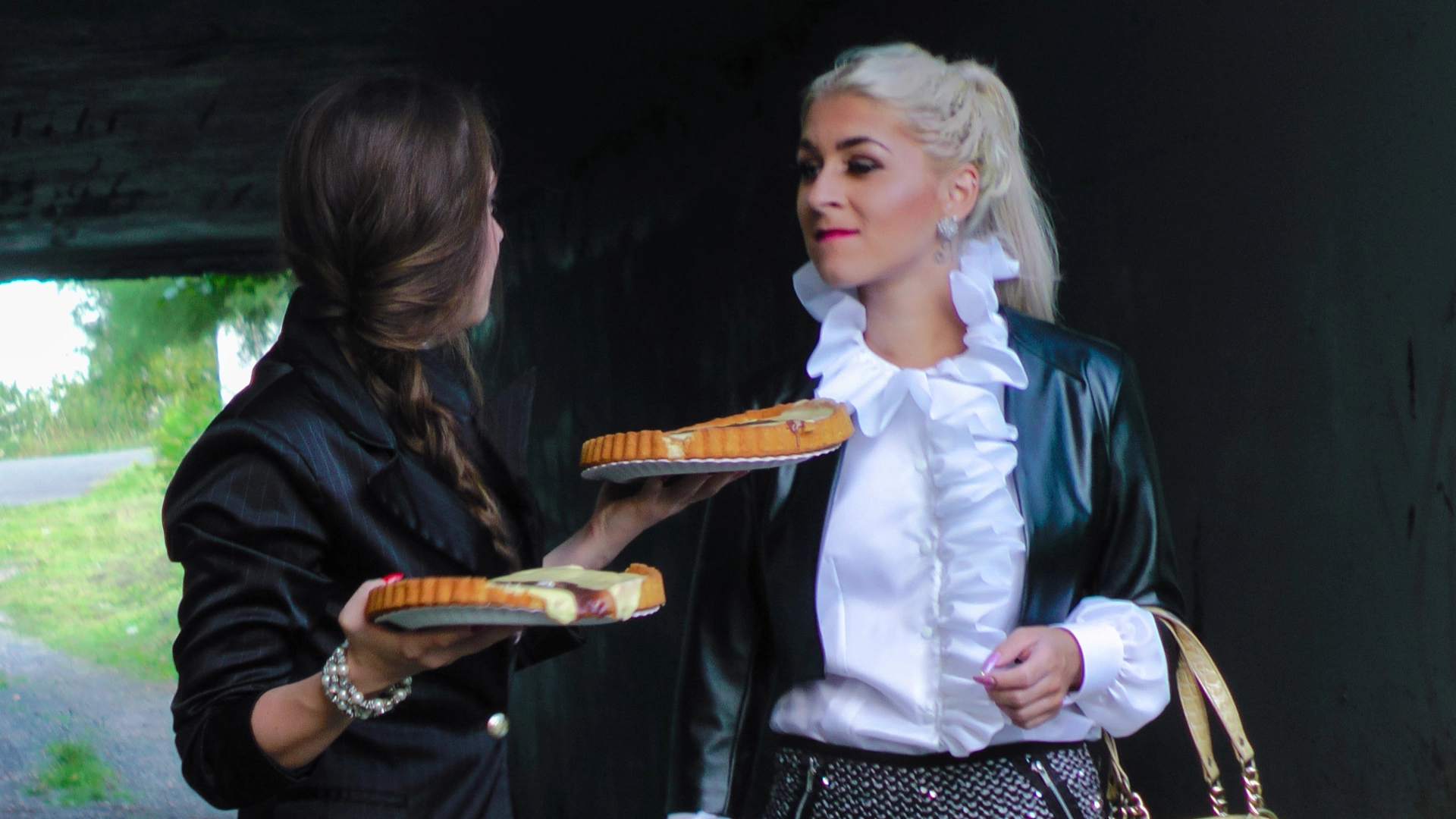 Cuties Food Fight On The Way To Work -Part 1 on sinx.preview.netperv.com