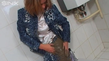 Mud Covered Hottie Rinses Off In Shower Screencap 9 on sinx.preview.netperv.com