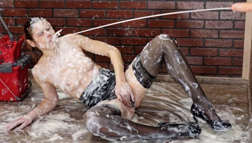 Top scene - Jessica Bell knows her place