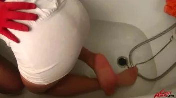 Bathtub Babes Shave and Crave Screencap 35 on sinx.preview.netperv.com