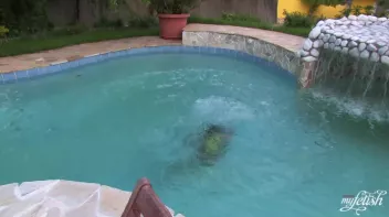 Pool Boy Knows How To Handle a Bitchy Customer Screencap 96 on sinx.preview.netperv.com