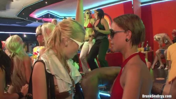 Bikini Beach Balls Part 4 - Cam 1 Screencap 17 on sinx.preview.netperv.com