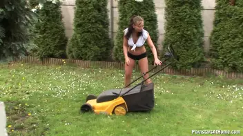 Brunette Gets A Backyard Face Bang Screencap 4 on sinx.preview.netperv.com