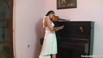 She's Got All The Right Notes Screencap 1 on sinx.preview.netperv.com