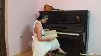 She's Got All The Right Notes Screencap 2 on sinx.preview.netperv.com