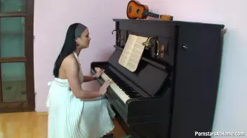 She's Got All The Right Notes Screencap 3 on sinx.preview.netperv.com