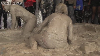 Muddy Wrestling: Jenny Lee vs. Liana Screencap 92 on sinx.preview.netperv.com