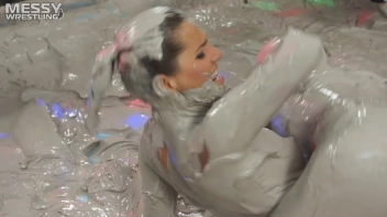 Messy Wrestling: Mud Bunnies Beast it Out In The Ring! Screencap 39 on sinx.preview.netperv.com