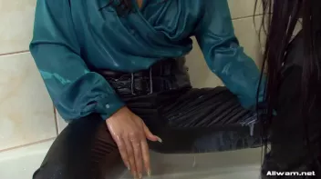 Lesbians Rub a Dub Dub Pussies In The Tub Screencap 26 on sinx.preview.netperv.com