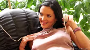 There's A Buzz In The Air Screencap 24 on sinx.preview.netperv.com