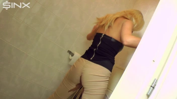 Pretty Blonde Pisser Screencap 24 on sinx.preview.netperv.com