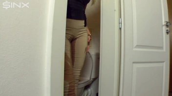 Pretty Blonde Pisser Screencap 46 on sinx.preview.netperv.com