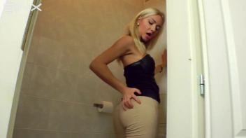 Pretty Blonde Pisser Screencap 8 on sinx.preview.netperv.com