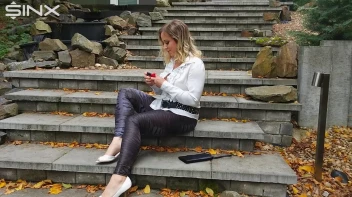 Blonde Babe Paints Her Nails Screencap 2 on sinx.preview.netperv.com