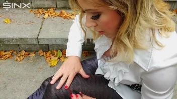 Blonde Babe Paints Her Nails Screencap 40 on sinx.preview.netperv.com