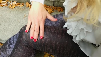 Blonde Babe Paints Her Nails Screencap 46 on sinx.preview.netperv.com