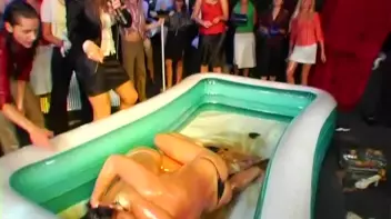 Eurobabe Grease Fight Screencap 91 on sinx.preview.netperv.com