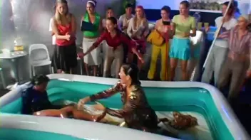 Eurobabe Grease Fight Screencap 12 on sinx.preview.netperv.com