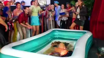 Eurobabe Grease Fight Screencap 21 on sinx.preview.netperv.com