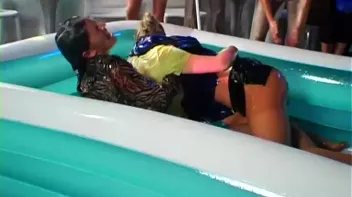 Eurobabe Grease Fight Screencap 30 on sinx.preview.netperv.com