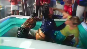 Eurobabe Grease Fight Screencap 35 on sinx.preview.netperv.com