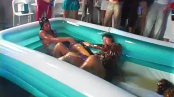 Eurobabe Grease Fight Screencap 52 on sinx.preview.netperv.com