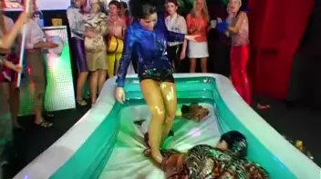 Eurobabe Grease Fight Screencap 6 on sinx.preview.netperv.com