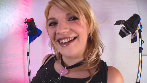 Latest deal - Mollige Blonde bekommt die Pussy