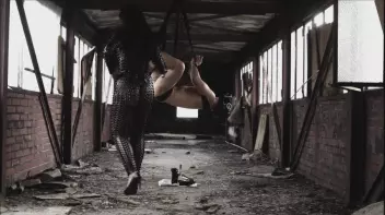 Hängend ausgeliefert und ausgepeitscht Screencap 3 on sinx.preview.netperv.com