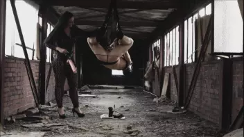 Hängend ausgeliefert und ausgepeitscht Screencap 15 on sinx.preview.netperv.com