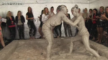Muddy Wrestling: Nicole Vice vs. Valentina Ross Screencap 37 on sinx.preview.netperv.com