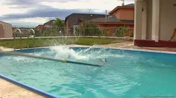 The Poolboy Makes a Splash Screencap 3 on sinx.preview.netperv.com