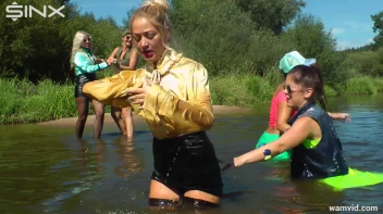 Soaking wet catfight with stuck up blondes Screencap 25 on sinx.preview.netperv.com