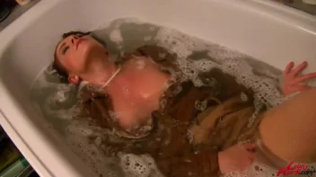 Rub-A-Dub Leony In The Tub Screencap 48 on sinx.preview.netperv.com