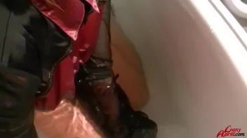 Taking A Piss Bath Screencap 19 on sinx.preview.netperv.com