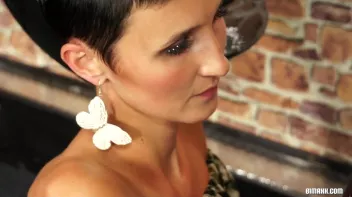 Empty Bar Turned Bi Playground Screencap 15 on sinx.preview.netperv.com