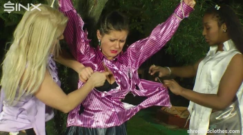 Curvy Friends Game Of Shred The Threads Screencap 35 on sinx.preview.netperv.com