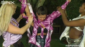 Curvy Friends Game Of Shred The Threads Screencap 38 on sinx.preview.netperv.com